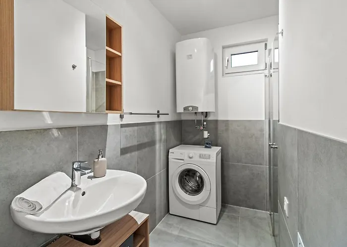 Noblenest Cozy - Parkplatz - Terrasse - Kueche Viena